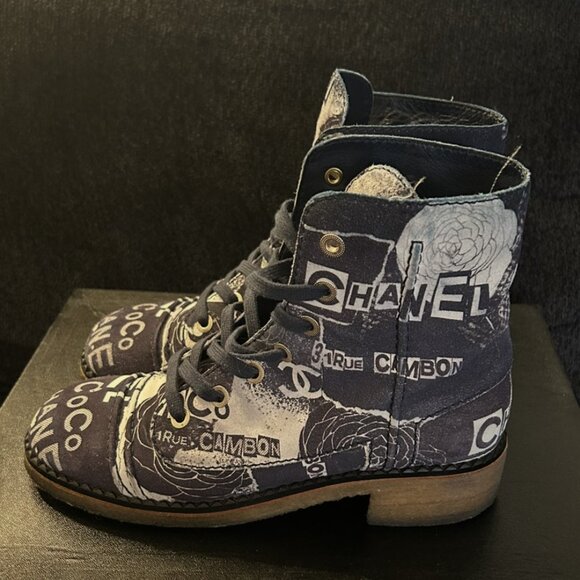 WOMEN 100% AUTHENTIC LACEUP PRINTED SUEDE CALFSKIN CHANEL WHITE/NAVY BLUE BOOTS - Picture 4 of 14